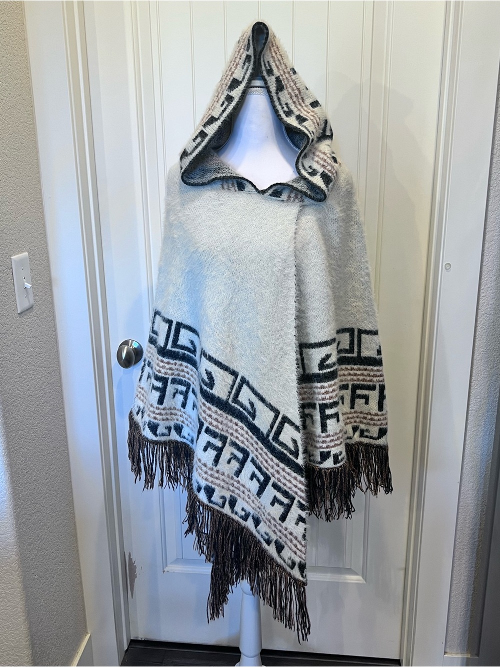 Monoreno Hooded Poncho Fringed
Sweater Southwestern Aztec Boho Small